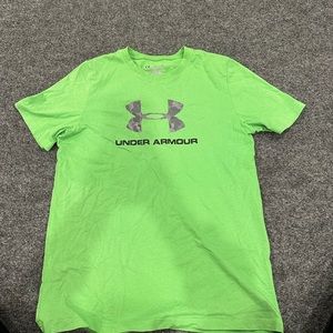 Green shirt sleeve under armour t-shirt